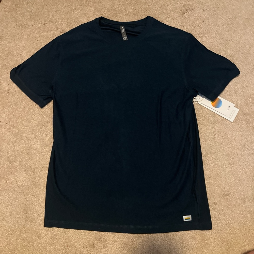 Vuori athletic t shirt